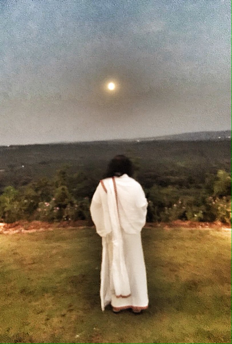 beinganamika's tweet photo. Gurudev @SriSri is a new age revolution of love, hope, brotherhood &amp; service! Praying for more power to him forever! #HappyBirthdayGurudev https://t.co/t309DHRgnu