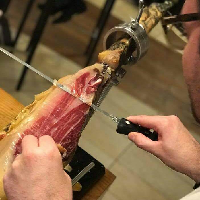 MachaRestauranT's tweet photo. En #Macha siempre contamos con proveedores de primer nivel. No dejes de probar nuestro #Jamón #Ibérico de bellota 100% #Ovipor https://t.co/qBYwnIiD0D