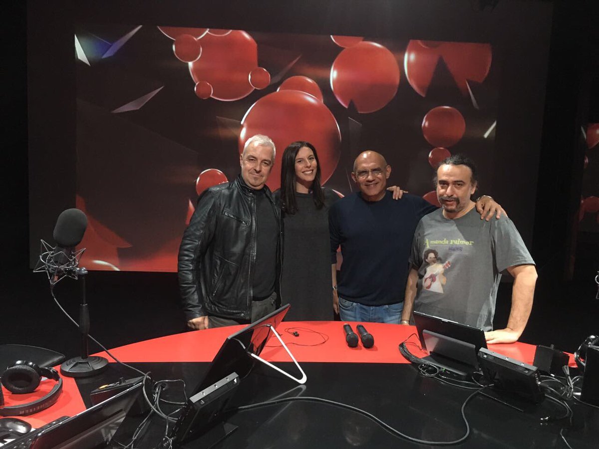 rtl1025's tweet photo. Ora in diretta in RADIOVISIONE chiacchiere e musica con #DavideVanDeSfroos! #Suite1025 #matm 🎶 https://t.co/S7onaeqt4W