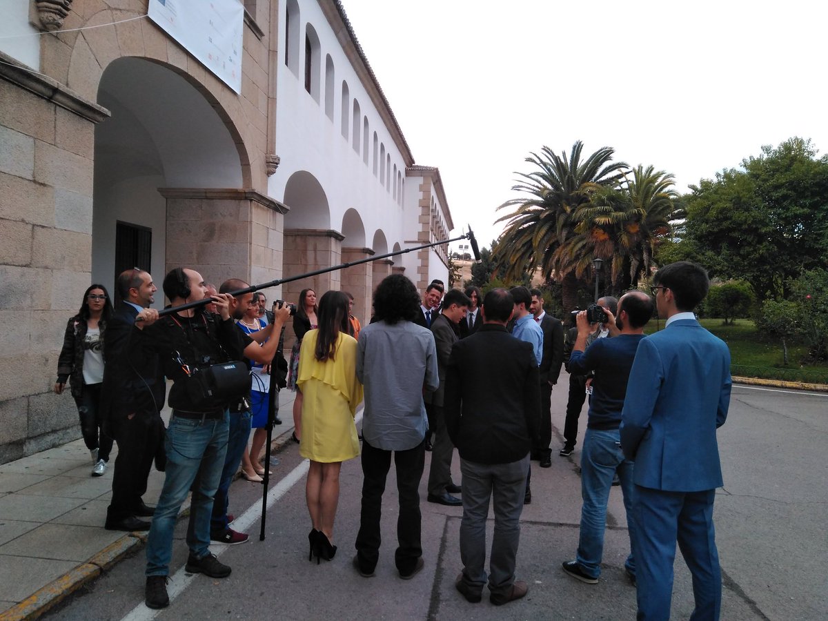 PlayMyHit_'s tweet photo. La gente que hace posible @Horteralia  capturando la magia del gran @jorgeluengo  en el acto de graduación de la @EPCC_Unex https://t.co/3UbW0K3qZO