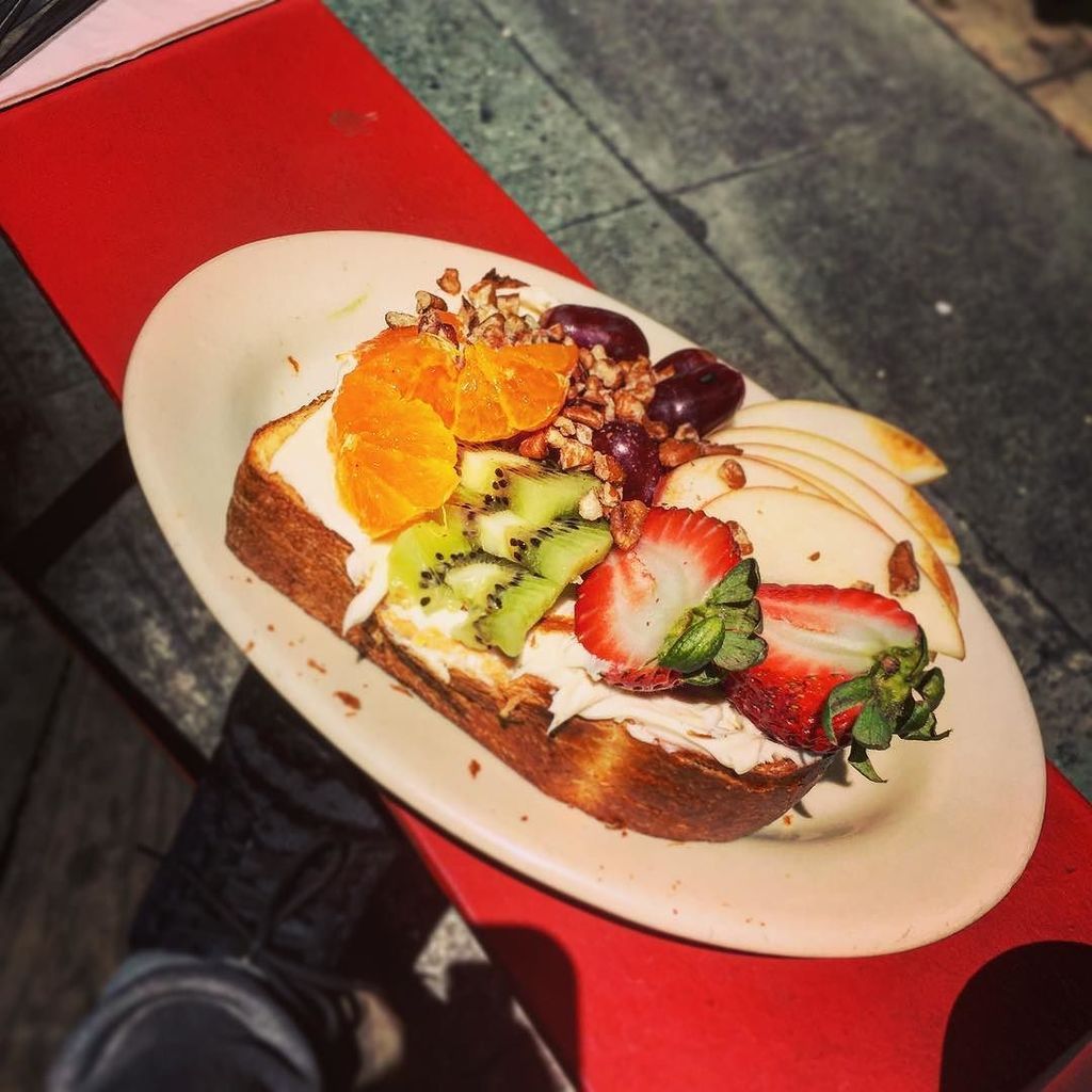 CasualLex's tweet photo. So fresh...the apples already tinting? Fancy toast for breakfast. https://t.co/SyJ5u77trR https://t.co/iD7FeX5Kt5