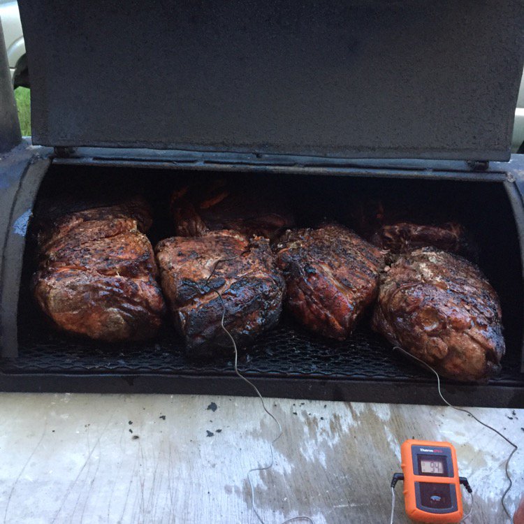 HolySmokersTN's tweet photo. Smoked some butts last night on the new toy! #manyeah #Applewoodsmellingood https://t.co/aA0sdgkINr