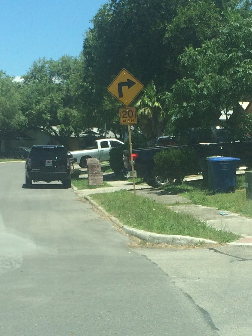 oeygoey's tweet photo. 11902 Alamo blanco 78233 @sanantonio311 blocking the sidewalk right of way and see in the background another vehicle same violation 12 total https://t.co/dPGE4ZmiMO