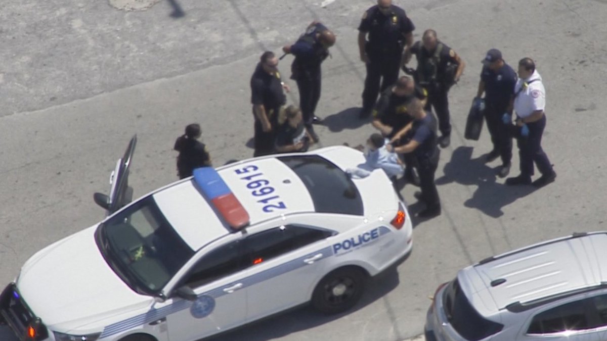 #BREAKING Miami homeowner shoots, wounds car burglary suspect. 3 men now in custody bit.ly/2qaqofp https://t.co/xQgS2oxB18