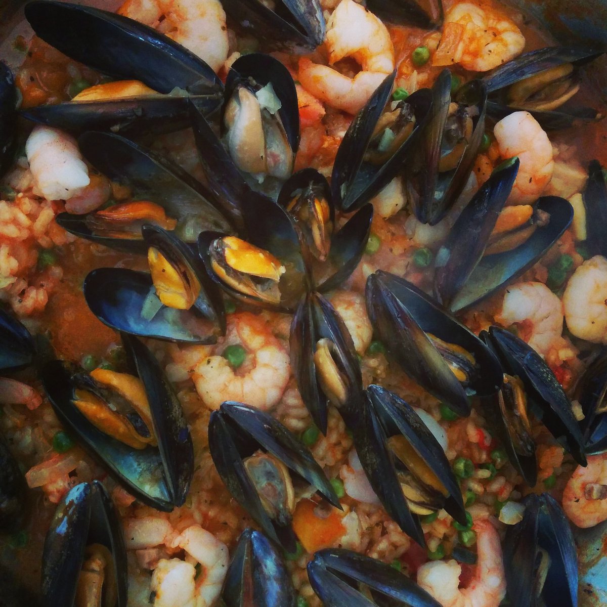 StirringFood's tweet photo. PAELLA! #seafood #paella #spanish #goodfood #foodforsharing #rice #tomatoes #peas #paprika #mussels #prawns #squid https://t.co/BPFA5JQbjy