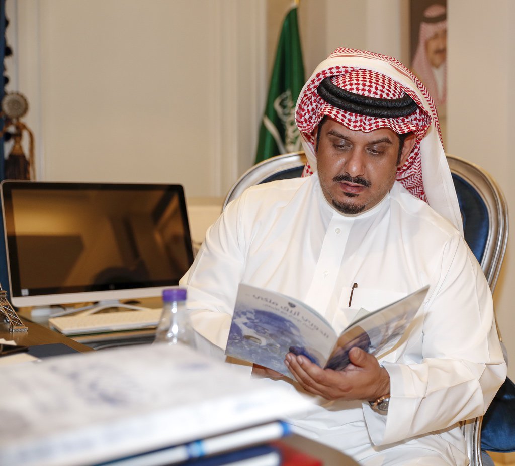 Alhilal_FC's tweet photo. ال��ي قام بإصدارها المركز الإعلامي.. سمو رئيس النادي يتسلّم مجلة “الدوري.. أزرق ملكي”.

#الهلال
#الزعيم_الملكي https://t.co/kmtnD2TOpS
