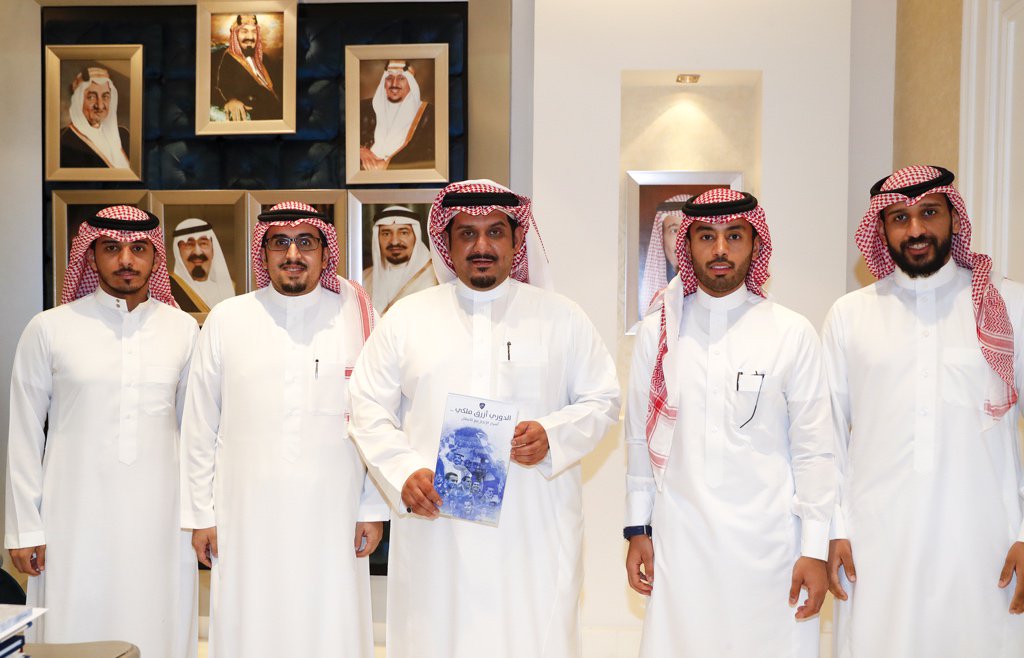 Alhilal_FC's tweet photo. ال��ي قام بإصدارها المركز الإعلامي.. سمو رئيس النادي يتسلّم مجلة “الدوري.. أزرق ملكي”.

#الهلال
#الزعيم_الملكي https://t.co/kmtnD2TOpS