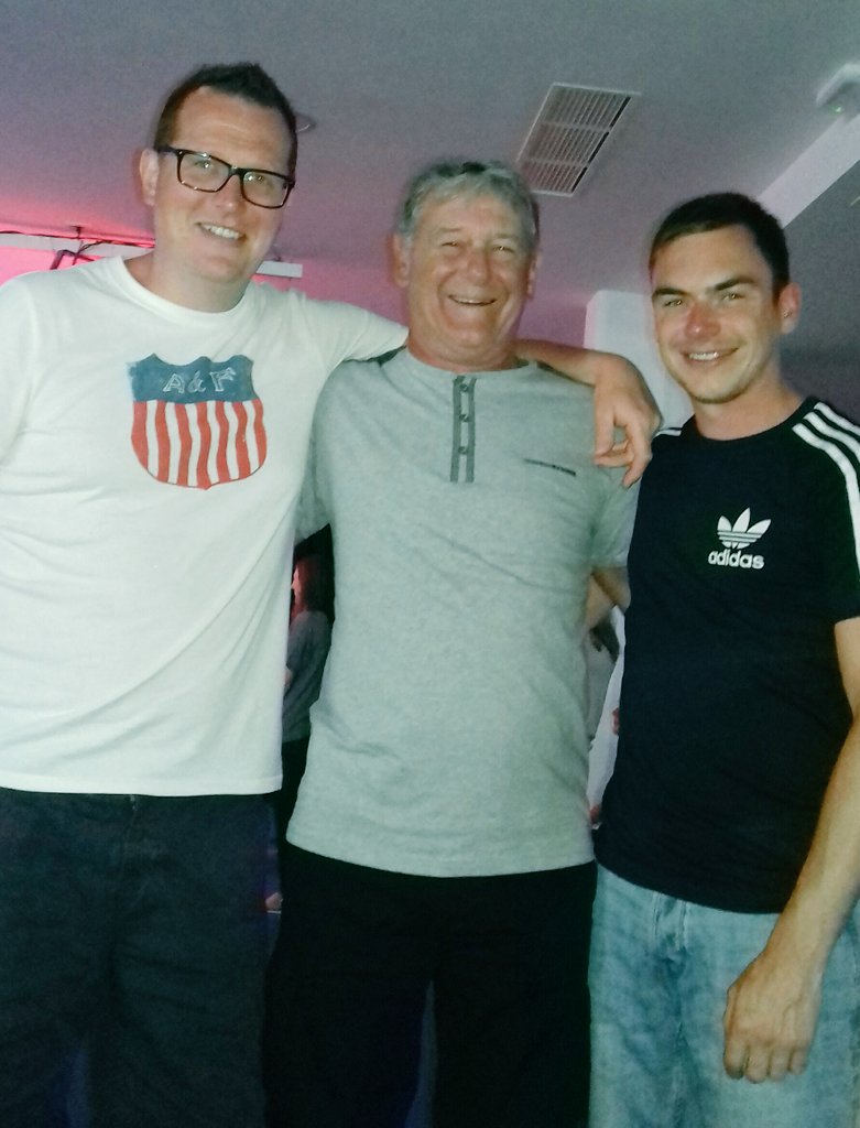 scottycash1974's tweet photo. Me out with #RobertDeNiro and #KellyJones
That's him from films and him from @stereophonics
#wehey https://t.co/a6JCZQlTI0