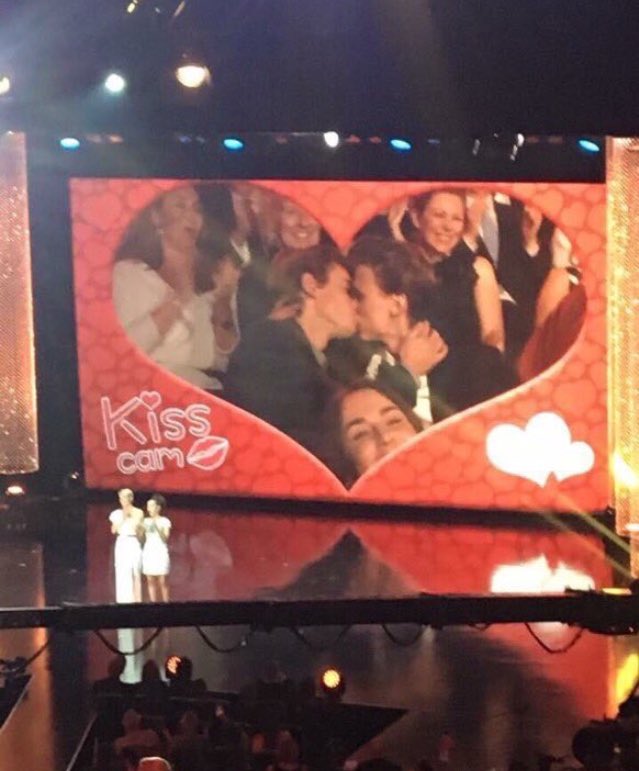 ISAKxEVEN's tweet photo. GULLRUTEN SPOILER:

***
***

There was a kiss cam and Henrik &amp; Tarjei kissed. https://t.co/DGbMWMYxrT