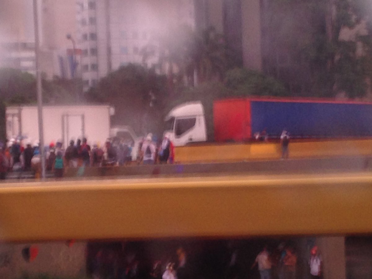 MariaAle1408's tweet photo. @traffiCARACAS así está la autopista FF a la altura de las Mercedes no hay paso en Ambos sentidos la gandola la estaban quitando 3:30pm https://t.co/d1JvA0Lyzh