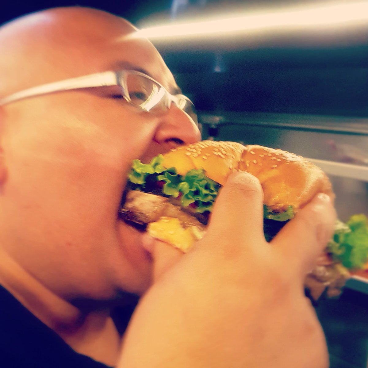 Solo hay una manera de pasar un #BuenViernes, mandando #LaDieta al demonio con una hamburguesota de <a href="/lospelonchas/">Los Pelonchas</a>. Aquí en <a href="/FTHouseCoyoacan/">Food Trucks House</a>