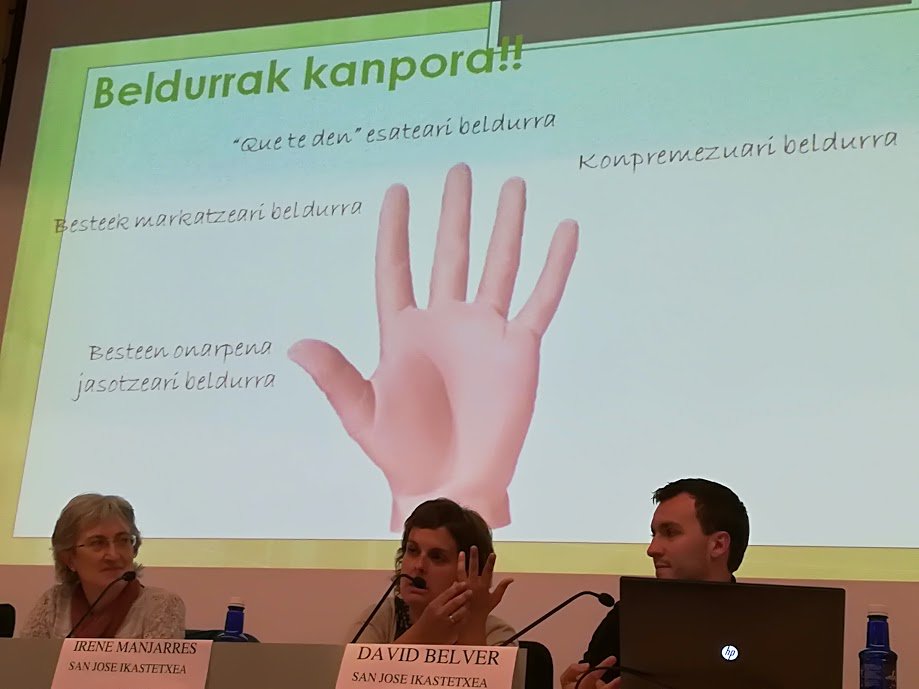 EgiluzeEskola's tweet photo. #Berritzegunea #GJ2017 #ProiektuenAstea @hijascruz Aurkezpena egiten. Beldurrik gabe! Metodologia berriak, esperientzia berriak!! https://t.co/lP0J7sJV0N
