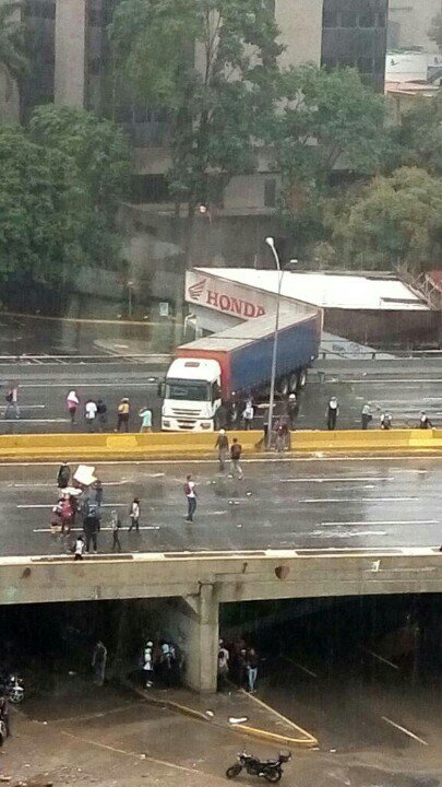 GrupoMundara's tweet photo. #autopistaFF a la altura de #LasMercedes #Caracas 3:40pm #12May https://t.co/WxqbWE7yPF
