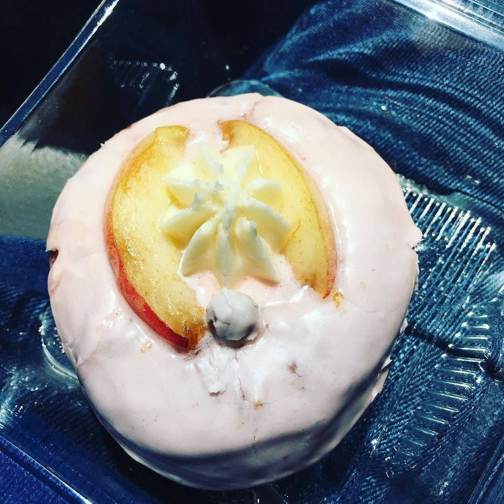 Clarinet_Milk's tweet photo. Vagina donut for Mother's Day. I ❤ Oakland #mothersday https://t.co/WGl8RwMzSa https://t.co/uEaOFXFwtq