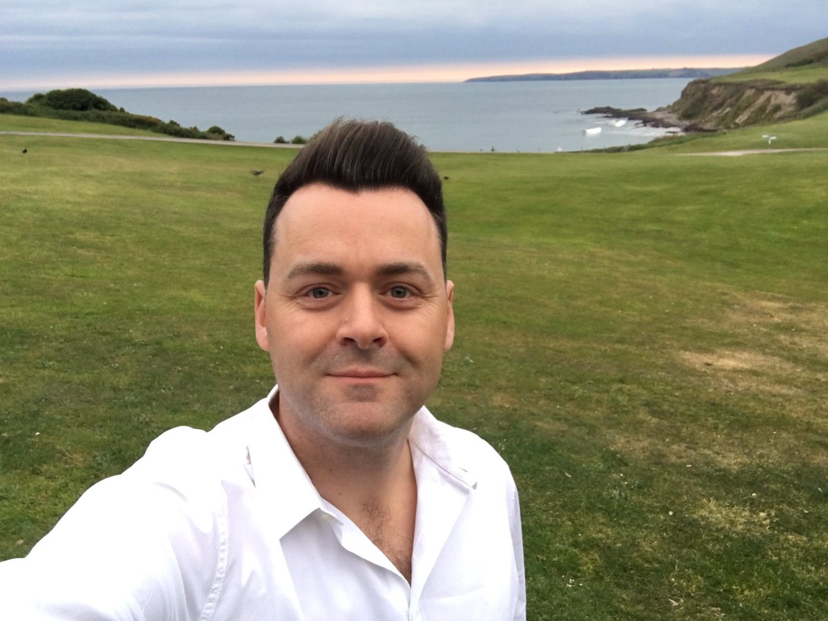 robbingwilliams's tweet photo. Well I made it here to Cork and I'm on in 30 minutes, then heading home first thing in the morning for a show in #skegness #tributeland https://t.co/nXHXUHyzHM