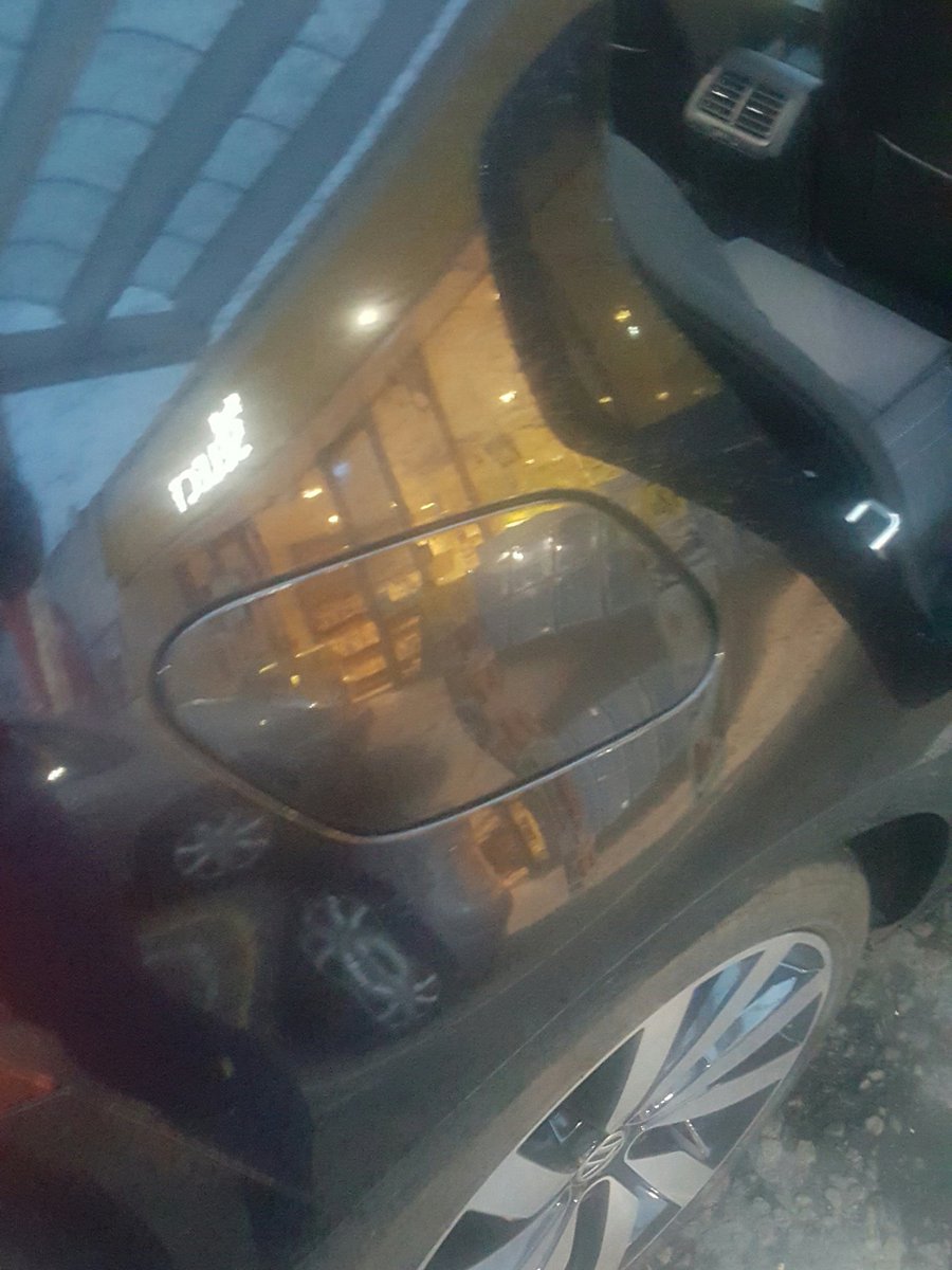 dawson_485's tweet image. @UKVolkswagen 
How do you open the fuel cap when the button doesn't work? You're ruining my weekend. #stuckinwales #pointlesstech