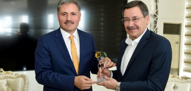 Melih Gökçek Hayran Kaldı
6. Kitap Fuarı’na katılan Melih Gökçek " İnanılmaz şekilde değişmiş gördüm” dedi.
malatyakritik.com/melih-gokcek-h…