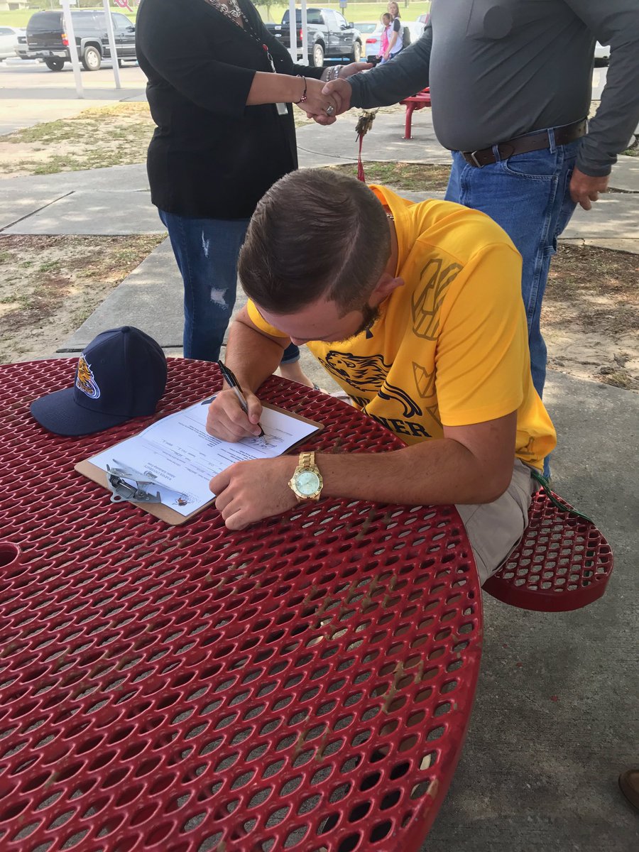WUAgStudies's tweet photo. We are so excited to have Jacob Page joining our Ag program and Baseball team next fall! @WURoyalBaseball #welcometoWU #royalnation https://t.co/KnlKf2O8lo