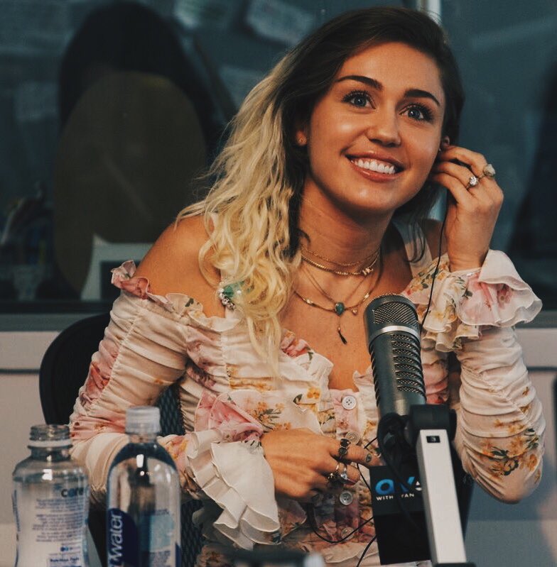 mrcarchives's tweet photo. protect her at all cost. https://t.co/5I3ba5BxmJ