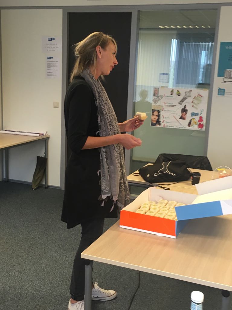 docentJanice's tweet photo. Enorm veel waardering voor onze hardwerkende studenten in de zorg. Een klein gebaar als dank! #DvdV2017 #MBOUtrecht #trots https://t.co/or9fAVQxD0