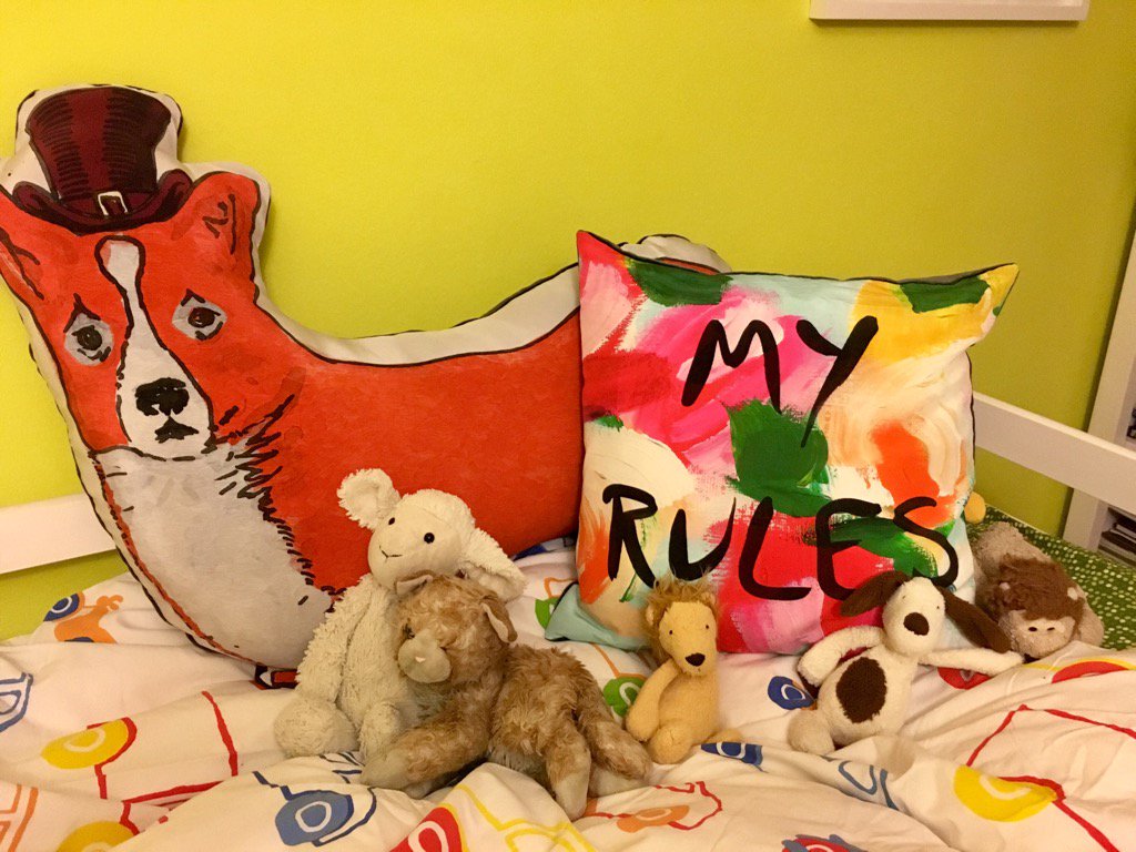 SeymourRoots's tweet photo. @AgeofRStudios Someone 💝 ❤️💚's his cushions 👊🏻👍🏻😏 #MyRules #CorgiKing #ageofreasonstudios https://t.co/E2tq1InqId