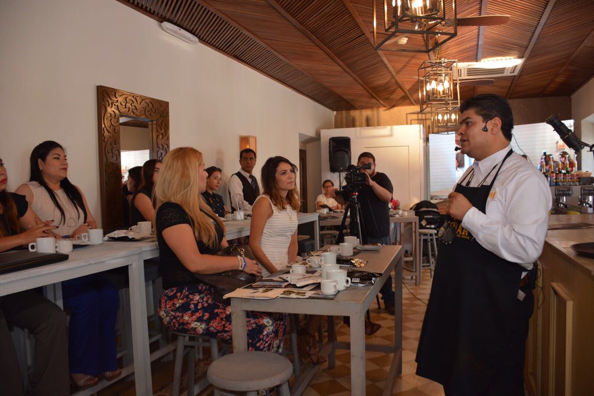 MaruMedina_'s tweet photo. Cuando de café de especialidad se trata, hablamos de #PASSMAR. Excelente clase del bicampeón Salvador Benítez. #PuroSinaloa @QuirinoOC https://t.co/qQdt4bUhgy