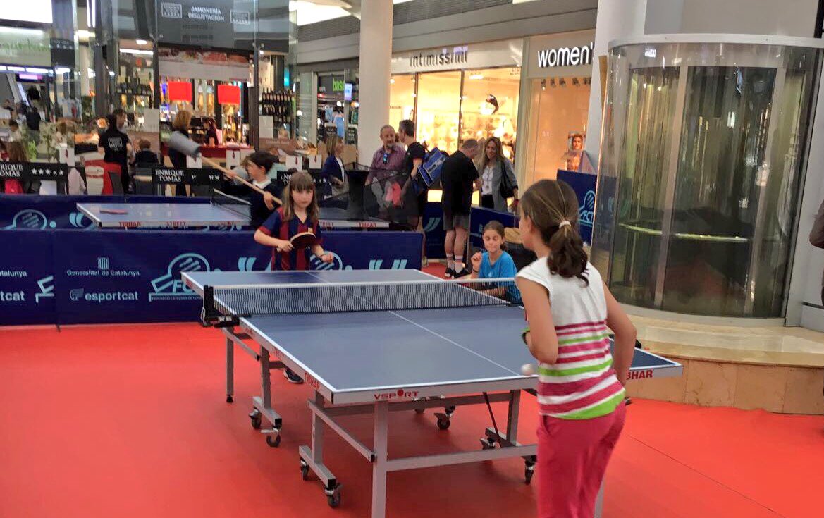 UESC_SantCugat's tweet photo. VIU EL TENNIS DE TAULA! 🏓 Un any més la #UESCTT present al @santcugatcc atraient esportistes i curiosos. #fcttcat #SantCugat #ForçaUESC 🔴⚫️ https://t.co/Eanlx2xibe