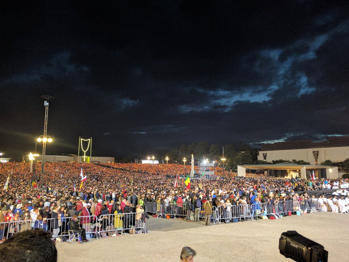 jae_journalist's tweet photo. Thousands of candles lit at prayer vigil in #Fatima as #PopeFrancis prays at the chapel of the apparitions https://t.co/LXaeZLk5hc