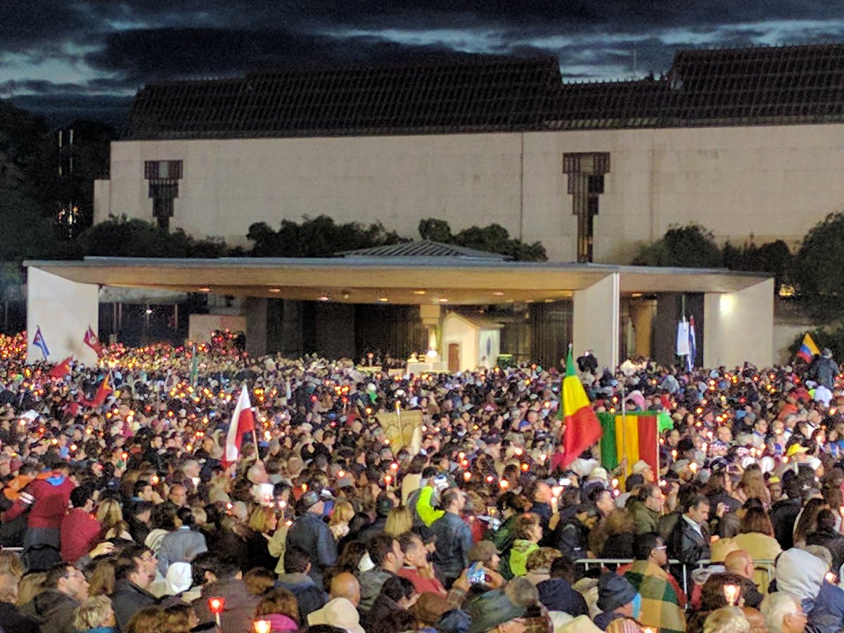 jae_journalist's tweet photo. Thousands of candles lit at prayer vigil in #Fatima as #PopeFrancis prays at the chapel of the apparitions https://t.co/LXaeZLk5hc
