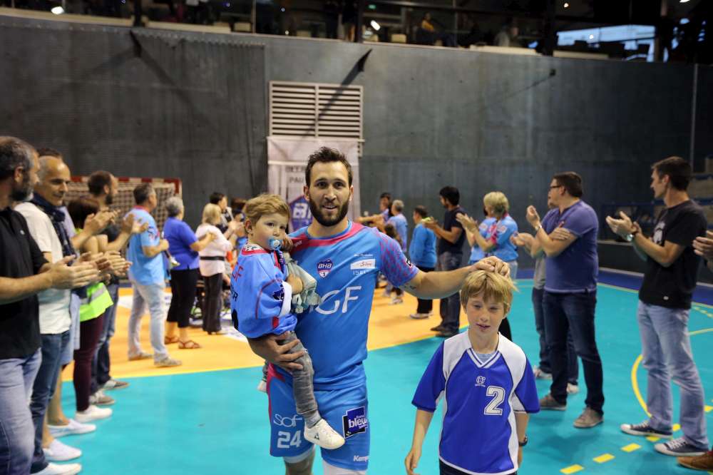 LaRepDpyrenees's tweet photo. Le @bhb_64 finit au Sporting par une victoire face à Valence. L'occasion de fêter Pascal Allias et les autres 
► https://t.co/On2f0RZ70y https://t.co/TzSAdgRVIg