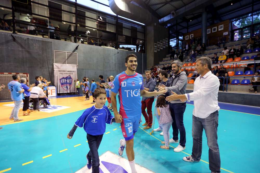 LaRepDpyrenees's tweet photo. Le @bhb_64 finit au Sporting par une victoire face à Valence. L'occasion de fêter Pascal Allias et les autres 
► https://t.co/On2f0RZ70y https://t.co/TzSAdgRVIg