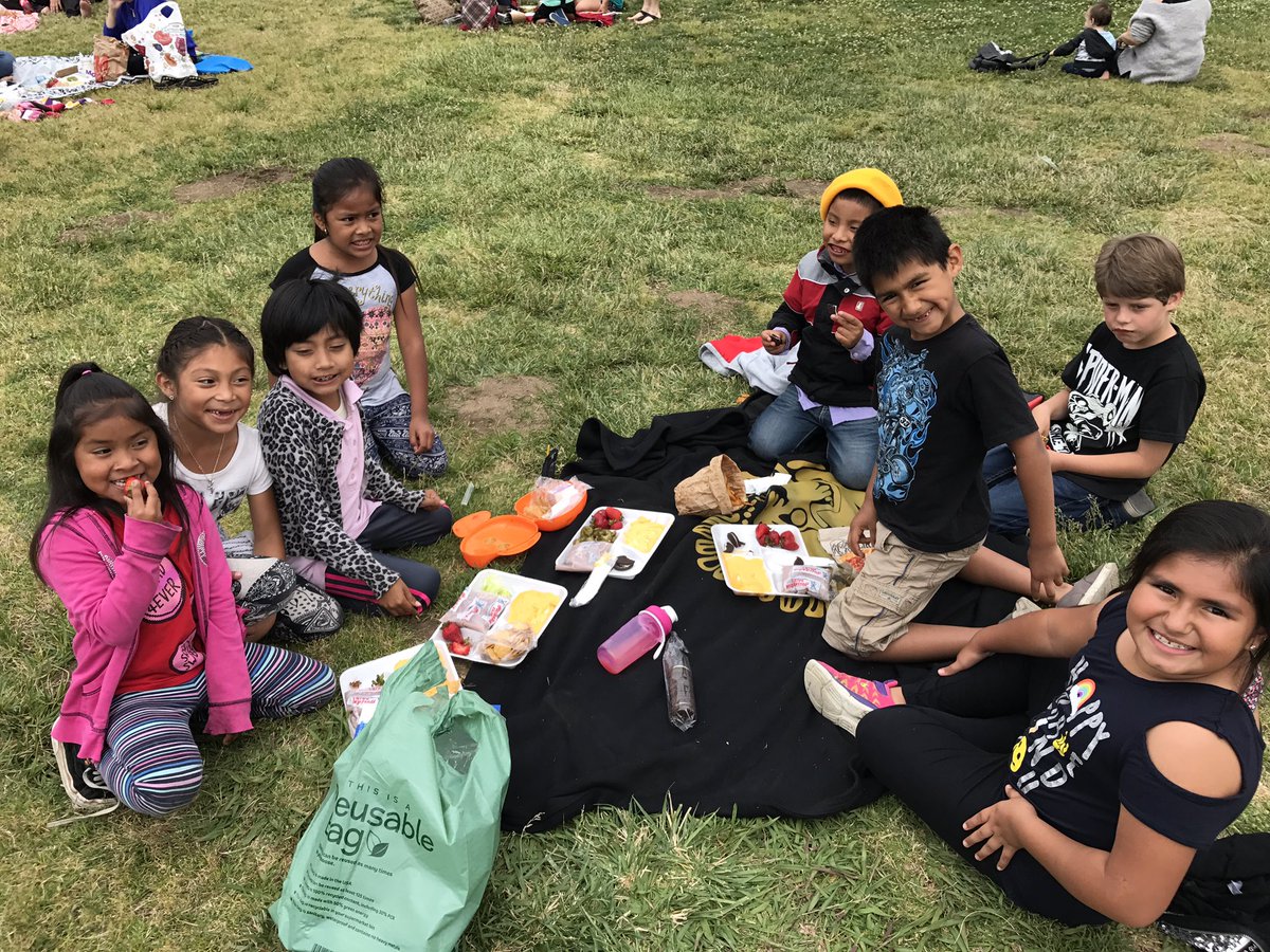 VTaylorCounsel's tweet photo. Lunch is always better when it's joined by students on the lawn #lunchonthelawn @FUESDSchools #LOE @WkerrED https://t.co/eoCaofRVjO