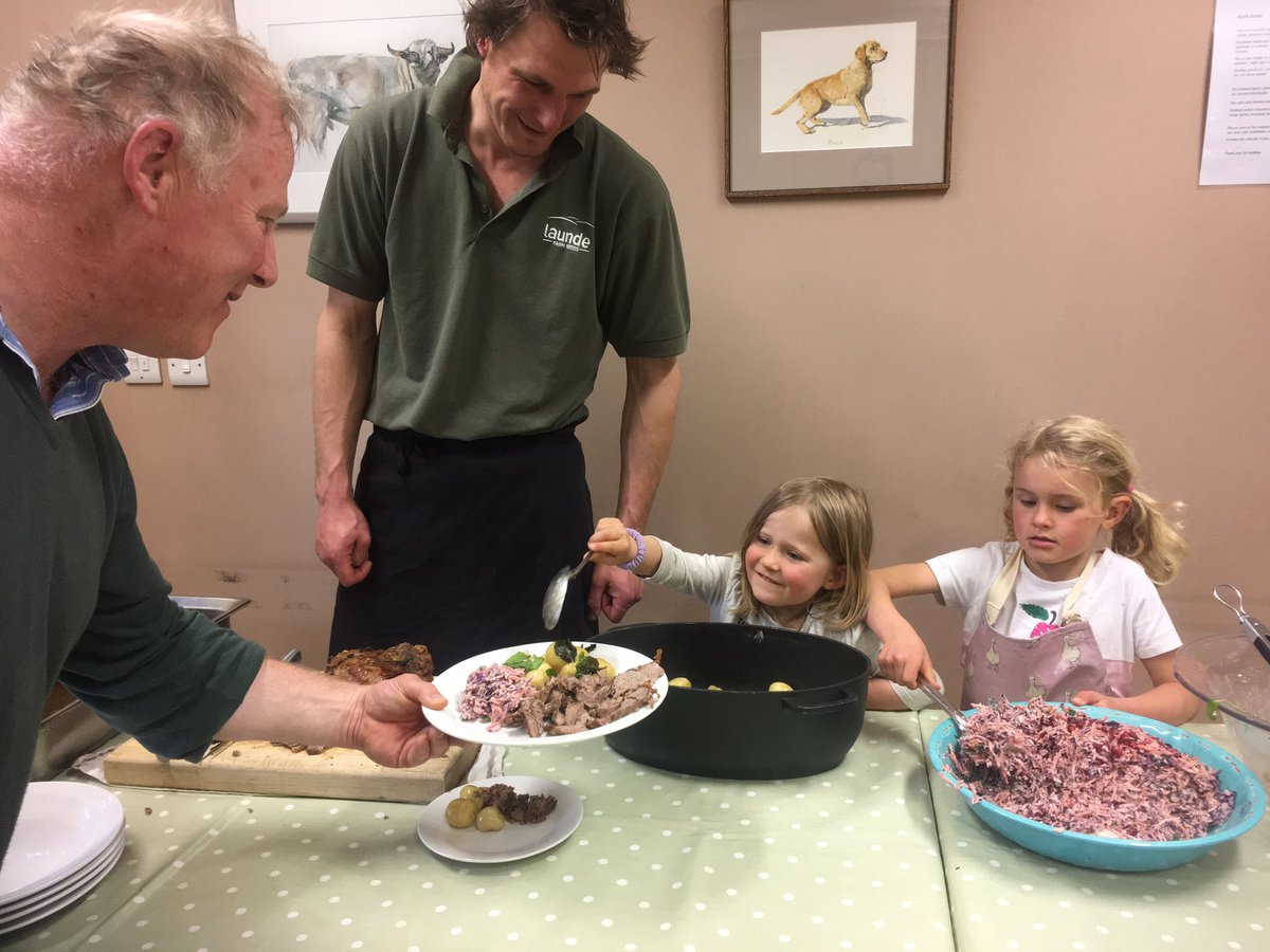 Little helpers serving 'Farmer Phil'  <a href="/AllertonProject/">The Allerton Project</a> tonight!
@JimEgan08