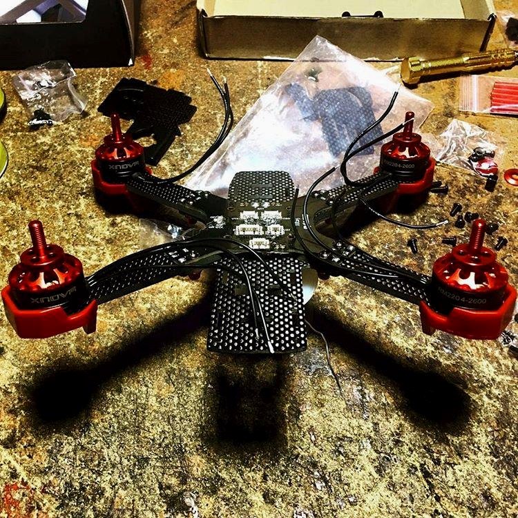 Nuestro piloto <a href="/m_drone/">Euphi</a> preparando su Dal XR215 con <a href="/xnovamotors/">Xnova Motors</a> desde #puertovaras#dronesdecarrerachile #droneracing #drones #fpvracing