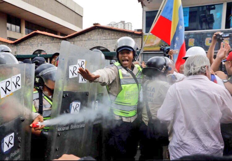 liliantintori's tweet photo. La dictadura de Maduro ni siquiera respeta a los abuelos y hoy los reprimió cobardemente #PorNuestrosNietos https://t.co/kZorNaxdJA