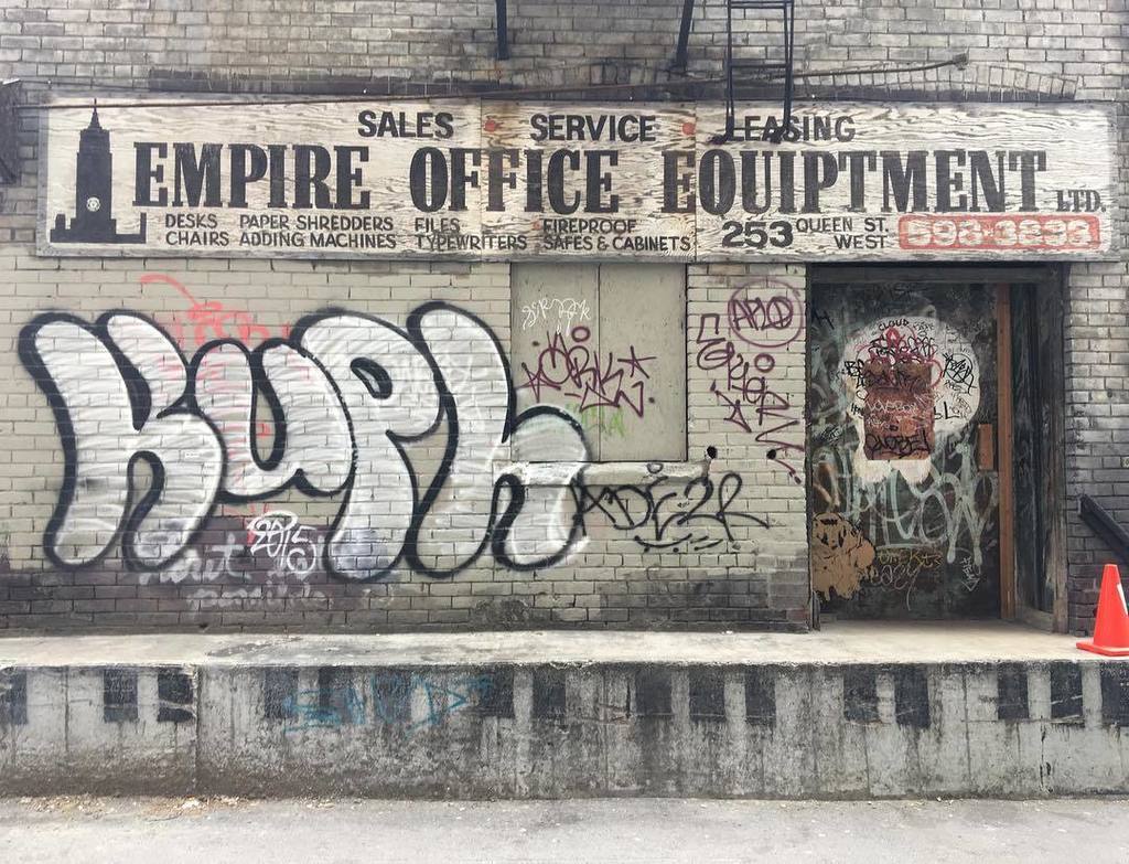bella_velo's tweet photo. "Every moment happens twice: inside and outside, and they are two different histories. "Zadie Smith #totype https://t.co/4pmZOc4nCP https://t.co/iEVhe8uhiF