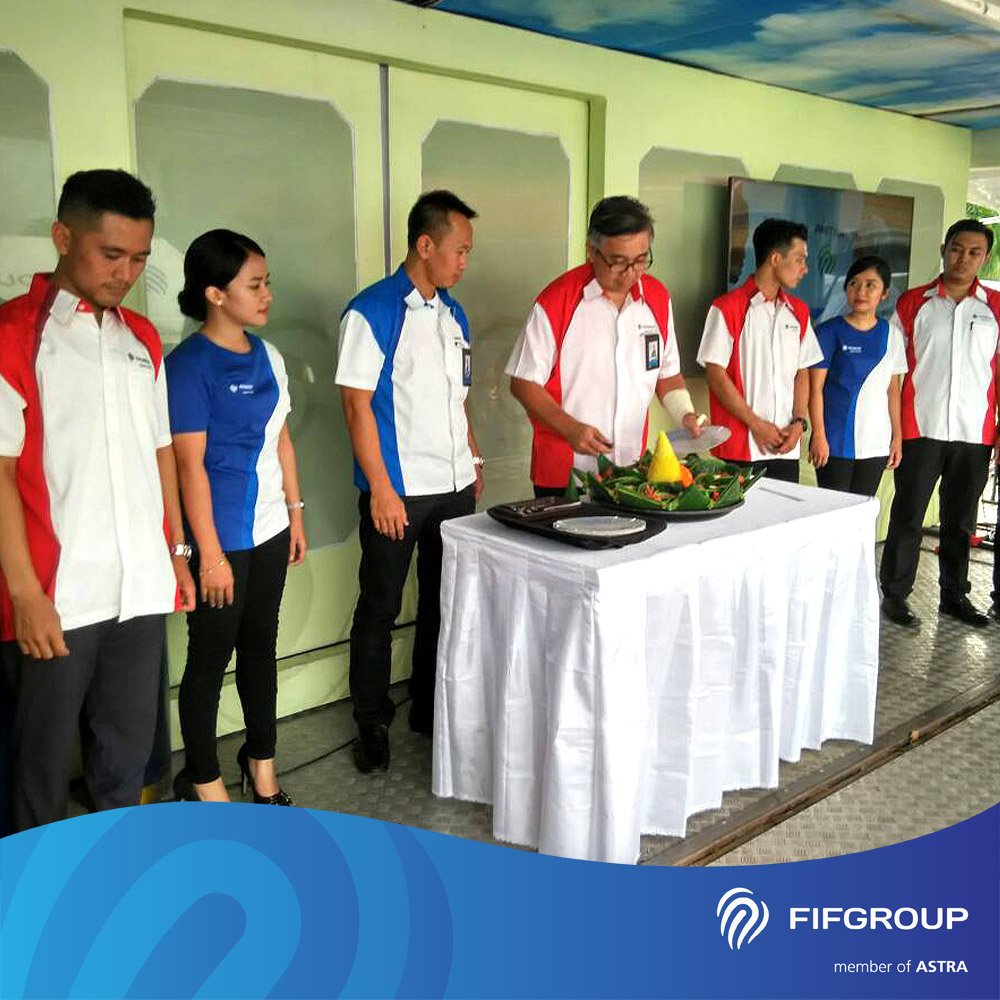 FIFCLUB's tweet photo. Syukuran HUT ke-28 FIFGROUP di lokasi Roadshow SAFARI Roxy Mall Jember
#SAFARI #FIFGROUP #28thFIFGROUP #HUTFIFGROUP #ASTRA #KREDIT #FINANCE https://t.co/uZVfDhEHga