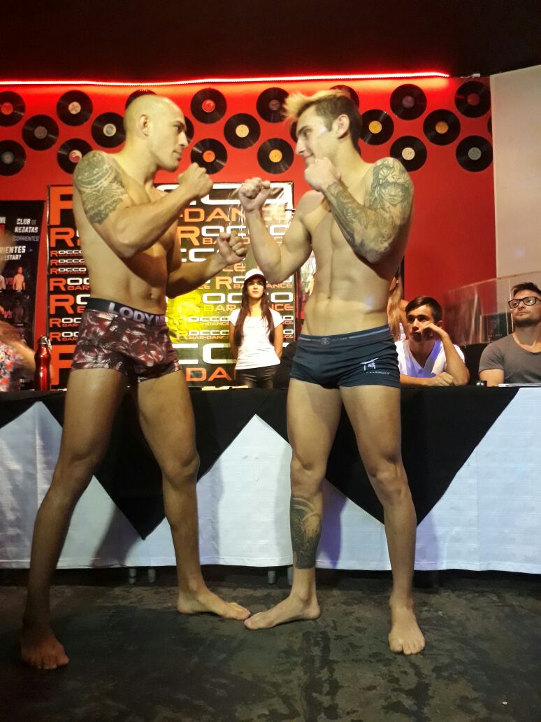 MMACorrientes's tweet photo. Pesaje!
Pelea de fondo Juanjo Ibáñez vs Esteban Ribovics (en 72kgs)
Todo listo !!
#LaBatallaDelPuente https://t.co/zn1ScVoKHK