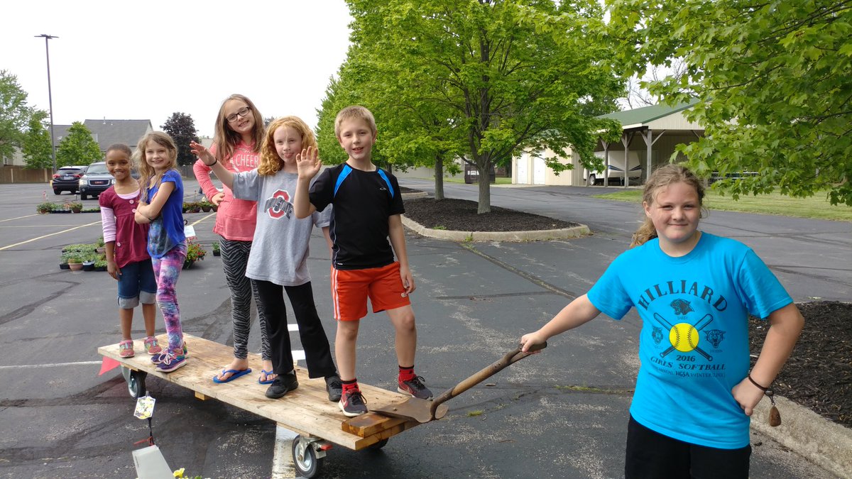 VickyBetz1's tweet photo. Avery gators helping load flowers! #averygatorspto #averyelementary https://t.co/Fq40VMwDBz