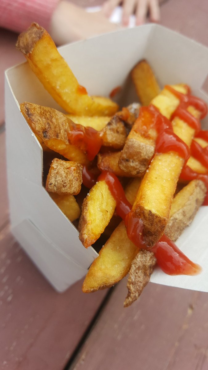 jacks_fries's tweet photo. @Country104 We're officially back today! Tunes cranked & food being served #FoodieFriday #JacksFries #backinblack #freshcut #hwy7/highbury https://t.co/cUdl5NWayO