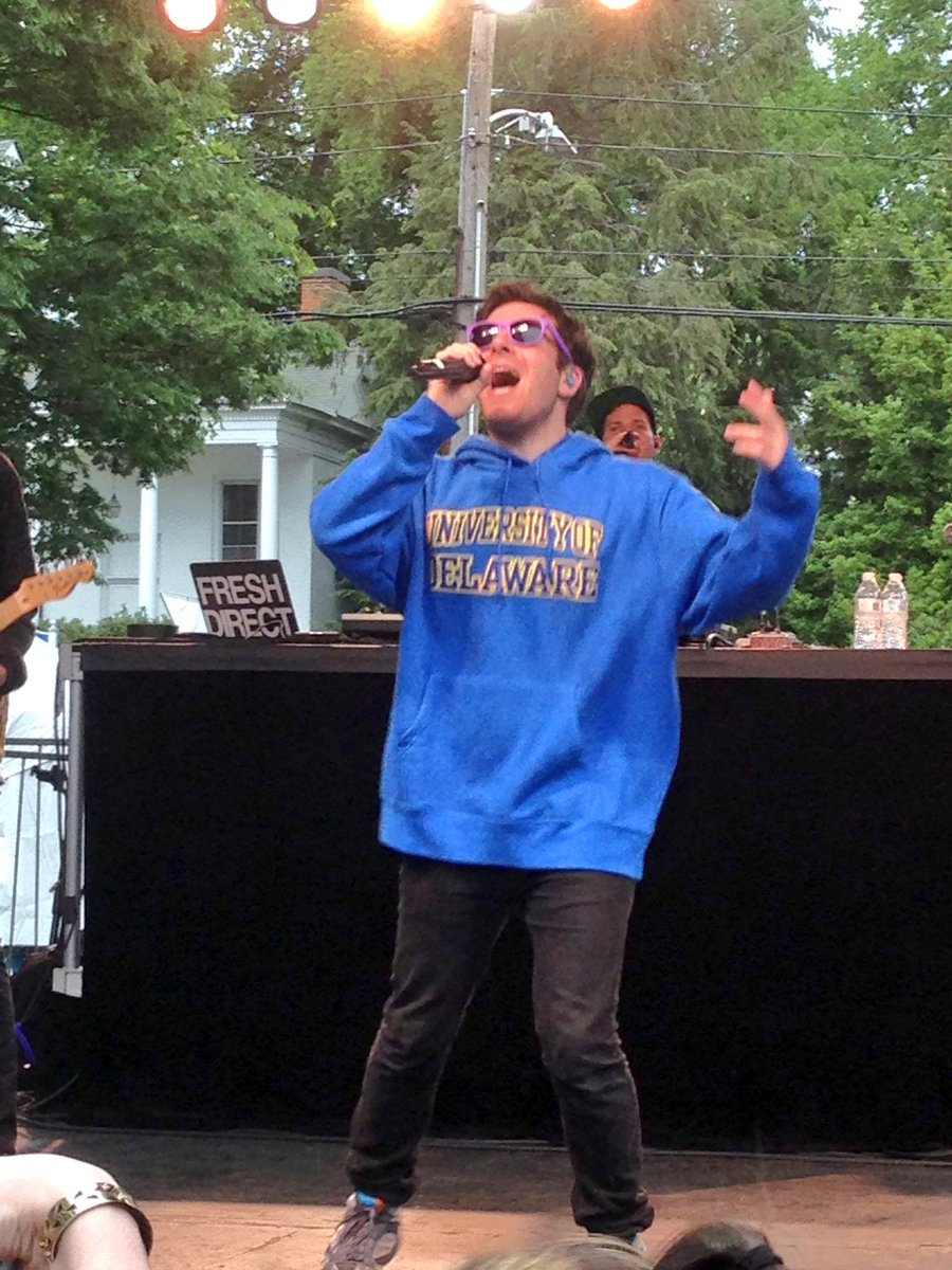 BlueHenRichard's tweet photo. @HoodieAllen is out here showing his Blue Hen spirit !!! 💙💛 #SeniorFling2017 https://t.co/NgFksB79Ld