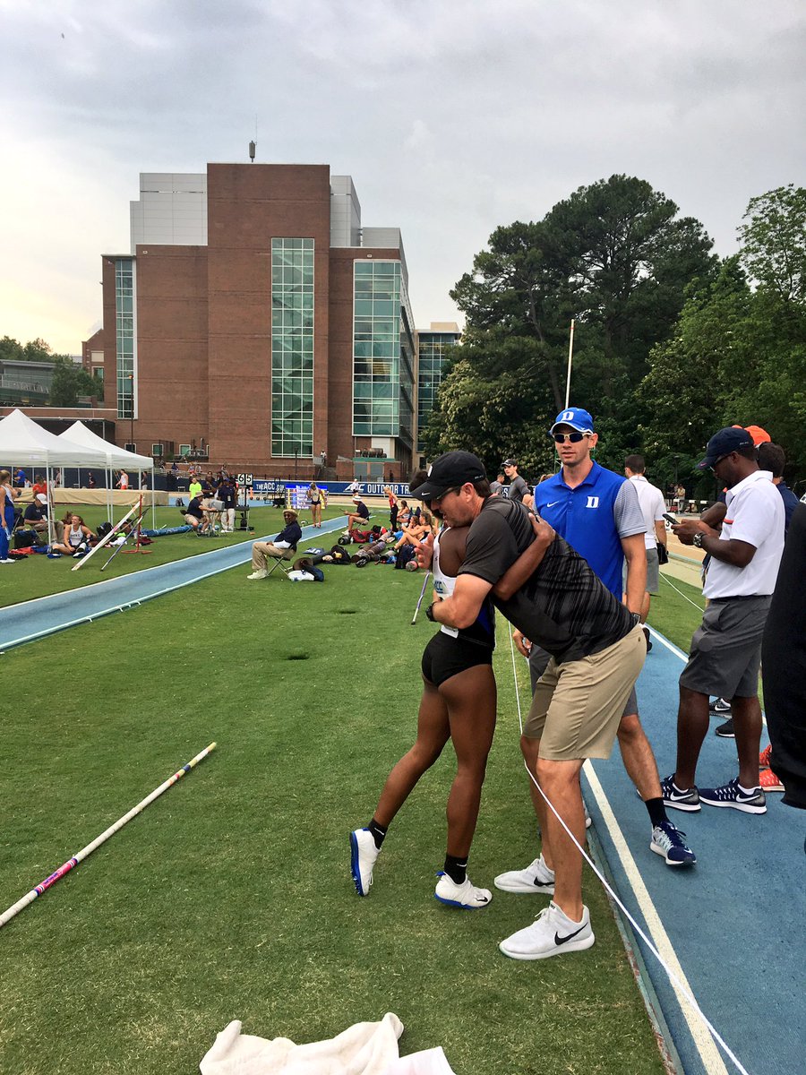 DukeTFXC's tweet photo. Freshman Chesney Ward is the 4th Duke vaulter to clear 4.03m! @ShawnWilbourn #vaultcrew https://t.co/LiBdEI0Q1k