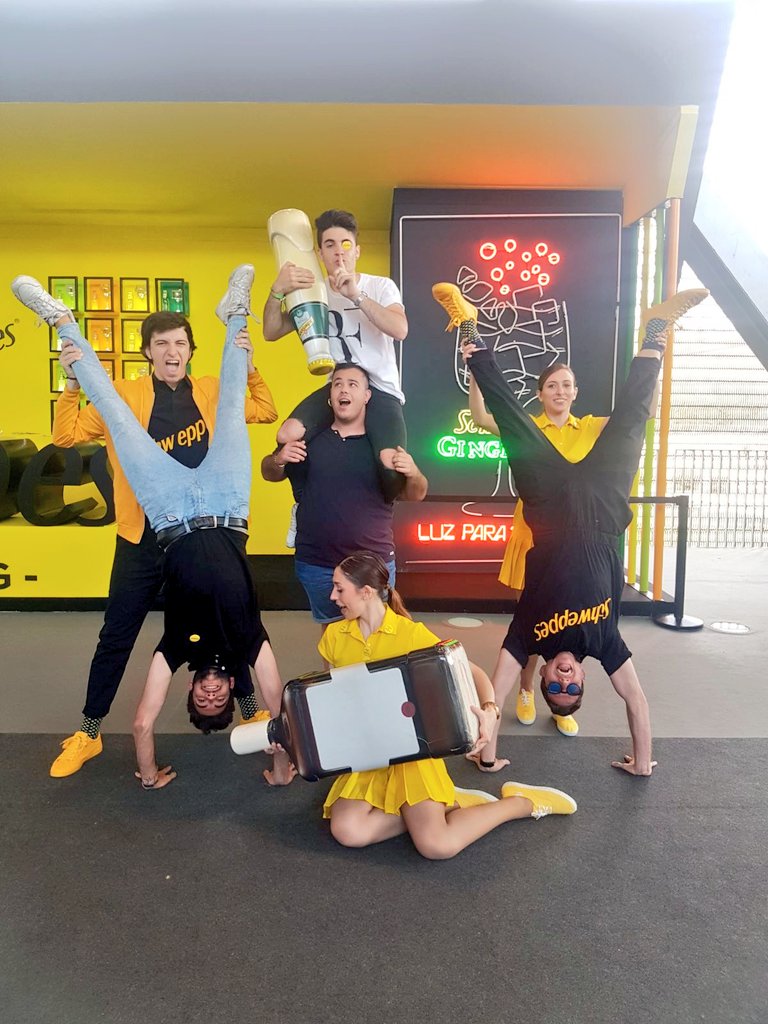 ViccDominguez96's tweet photo. #Schhhh #AquiYAhora #GingerAleMMO #Schweppes #LuzParaTuCopa #expertsinmixing @Schweppes_ES ojalá en la final!! 🎾👏🍀❤🖒 https://t.co/kXnmmH0p1W