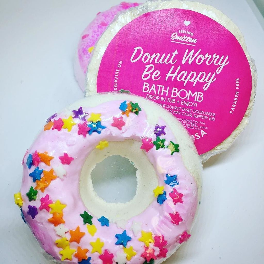 feelingsmitten's tweet photo. #doughnut #donut #bath #bathfizz #bathbomb #bathtreat #bathbombs #donutbathbomb #feelingsmitten #bathbakery #love β¦ https://t.co/Vi4mPwyR8I https://t.co/TzpAqQacGM