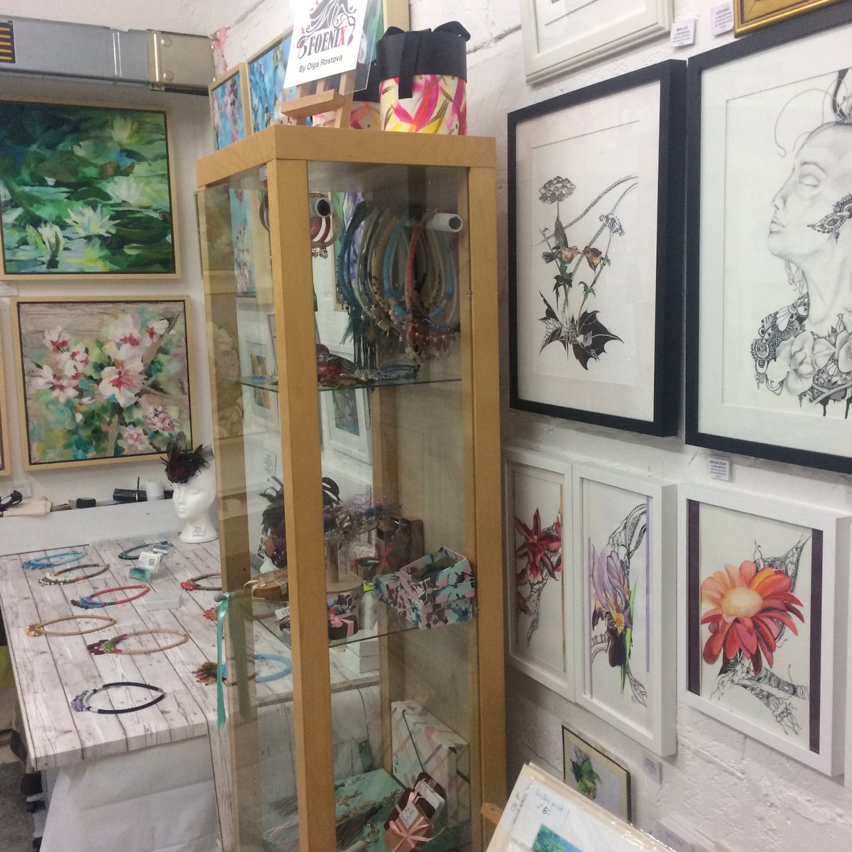 Olga_Foenix's tweet photo. Wow! So many artists in ! #WimbledonArtStudios #artshow https://t.co/1iy42KuXR8