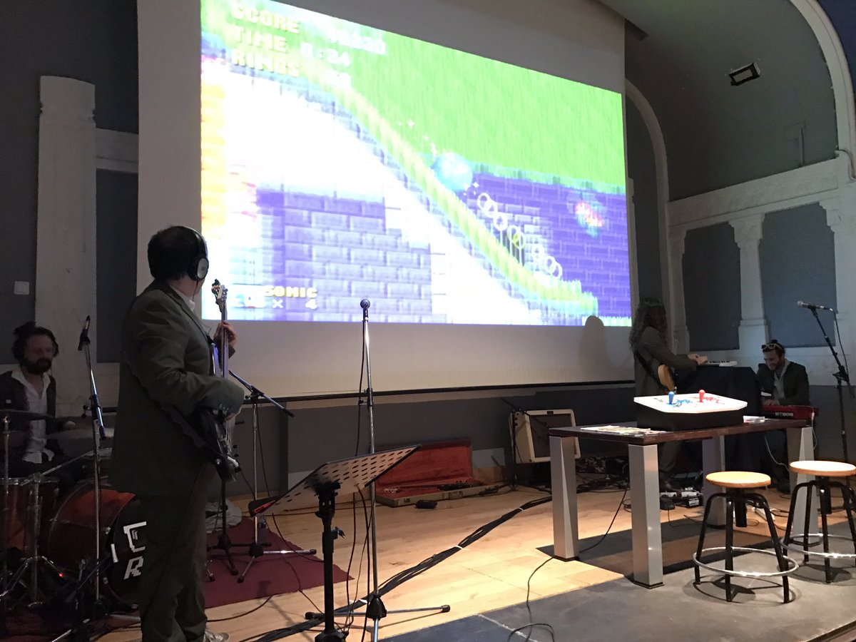 sergiovalbuena9's tweet photo. Pedazo de experiencia hoy con @retrogamesystem y su concierto/concurso sobre el mítico Street Fighter. https://t.co/dX7XIKbZrW