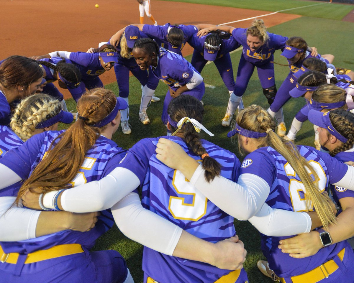 LSUsoftball's tweet photo. Weather pushes LSU-Auburn Semifinal to Saturday. Story: https://t.co/TZu2sptJMX https://t.co/FwI7bUnuXf