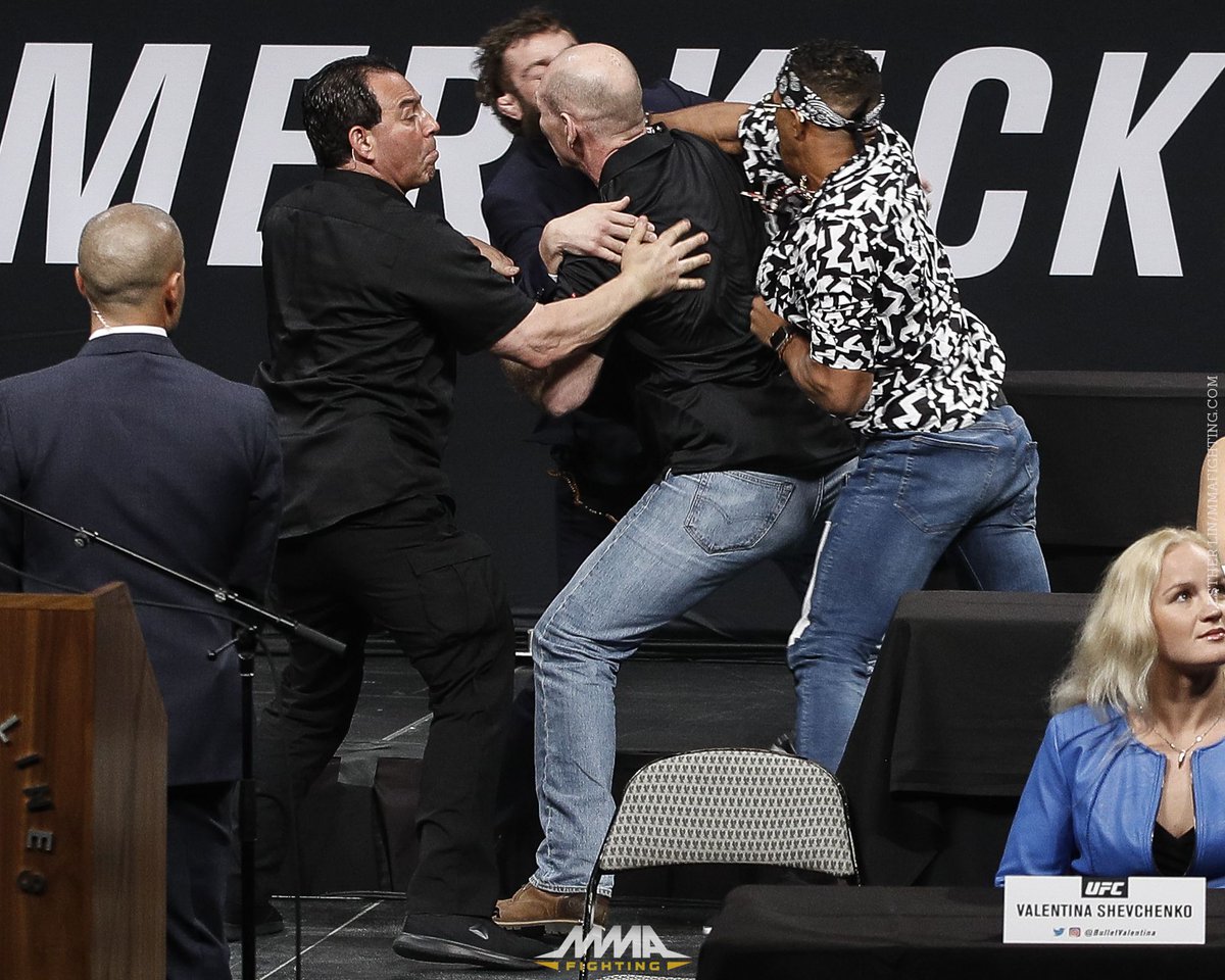 Две сбивания на пресконференцията на UFC снощи