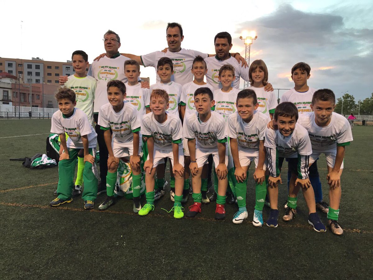 RafaRios_7's tweet photo. Compi @Manoletemo lo conseguimos, Campeones de Liga con #RBBAlevinC #SomosUnEquipo #orgullosodevosotros #15masq1 #juntossomosmejores https://t.co/E8ywpIw1M1