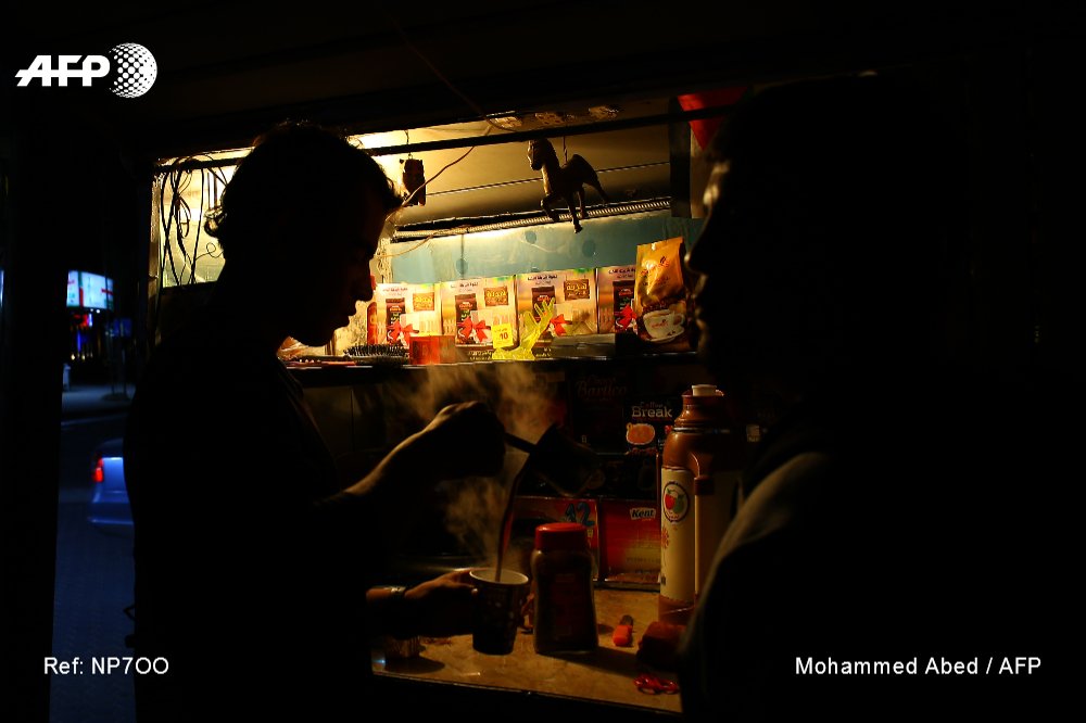 Stefaniafodd's tweet photo. It is stronger the desire to resist than being overwhelmed by the dark, and so the life goes on
#GazaDark https://t.co/wpICudiRO7